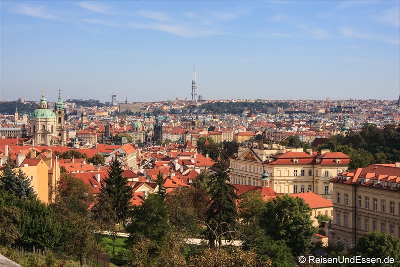 Blick auf Prag (rechts die deutsche Botschaft)