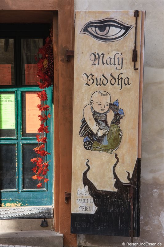 Laden mit Buddha in einer Gasse in Prag