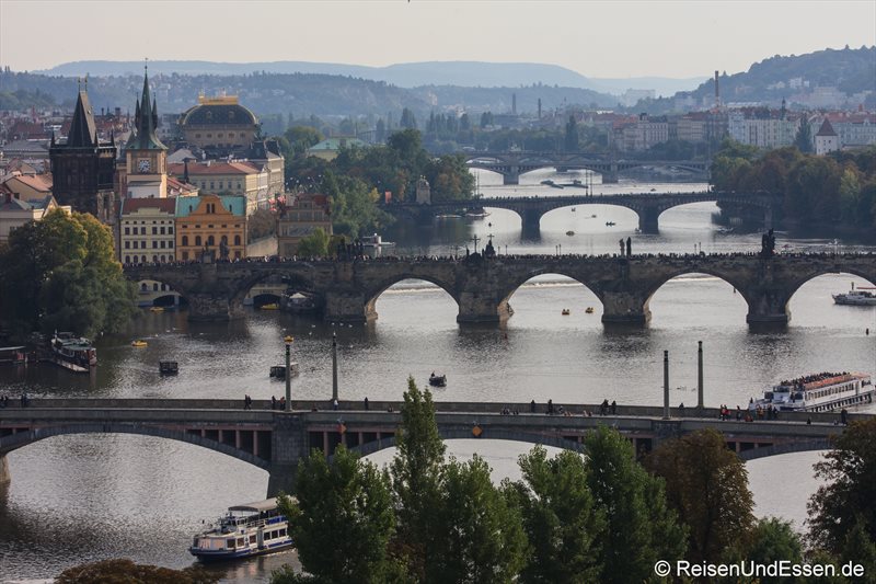 Blick auf fünf Brücken über die Moldau