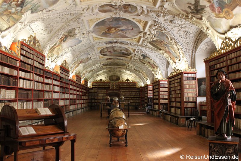 You are currently viewing Bibliothek im Barockkloster Strahov und tanzende Häuser in Prag