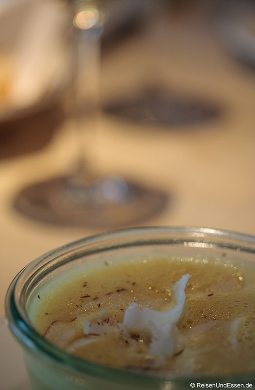 Zitronengras-Kokosschaumsuppe mit jungem Lauch und Garnelen im 3‘60° Restaurant