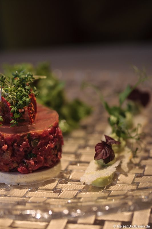 Frisches Rindertartar mit Ziegenkäse, Tomatengelée, Gartenkresse und Salbeicreme im 3‘60° Restaurant