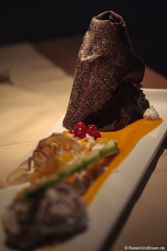 Zartbitterschokoladenmousse mit Mangoconfit und Kokoseis im 3‘60° Restaurant