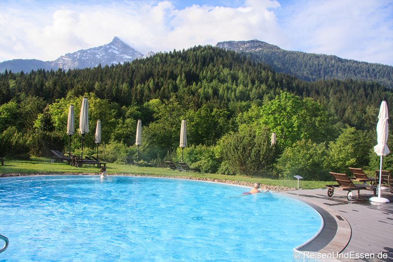 Außenbecken im Mountain Spa mit Blick auf Kehlstein