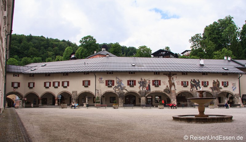 Schloßplatz mit Kronprinz-Ruprecht-Brunnen und bemalter Fassade