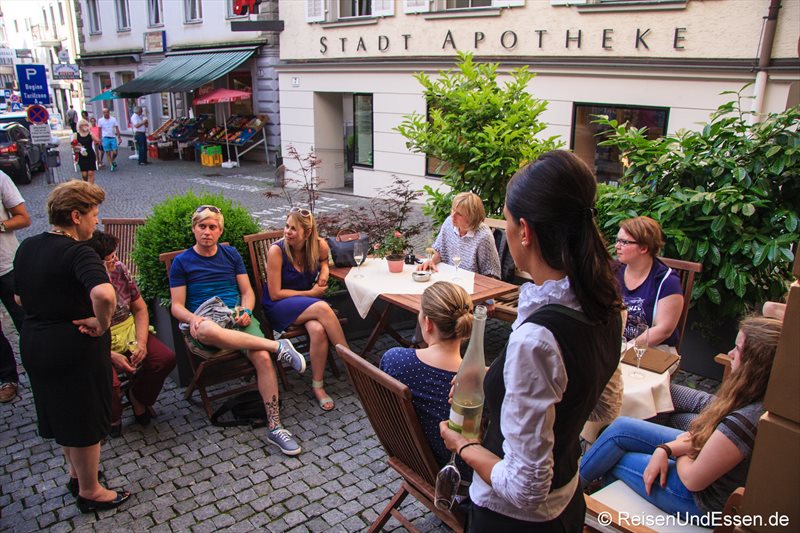 Blogger vor der Weinstube Kinz in Bregenz