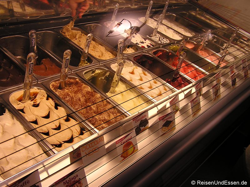 Auswahl an Eis in einer Gelateria in Italien