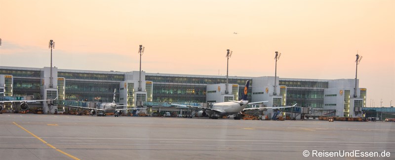 Flugzeuge am Terminal 2 am Flughafen München
