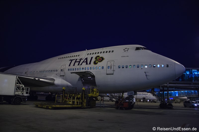 Gepäckverladung für Flug TG 925 Nach Bangkok mit Boeing 747-400