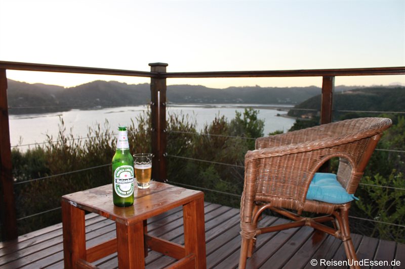 Entspannung bei einem Bier auf der Terrasse