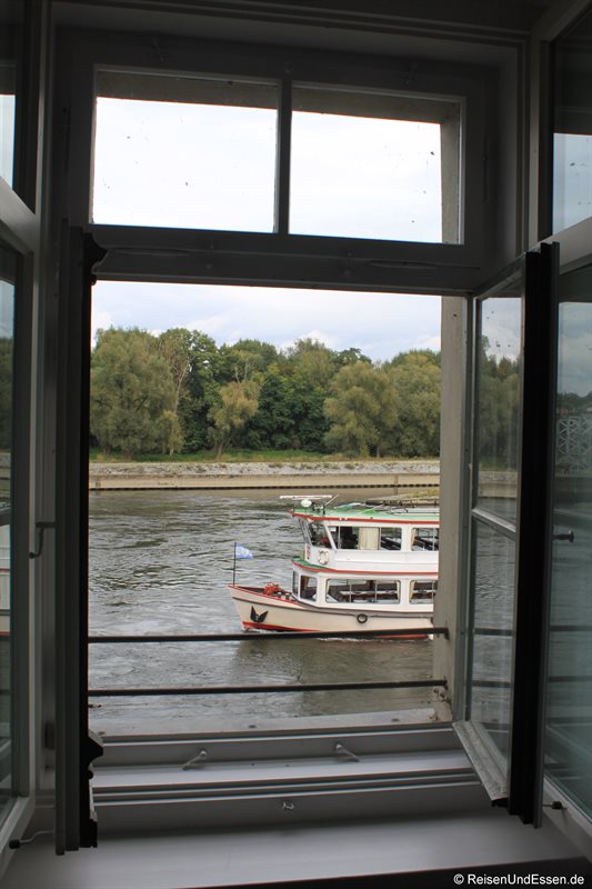 Blick auf ein Schiff auf der Donau
