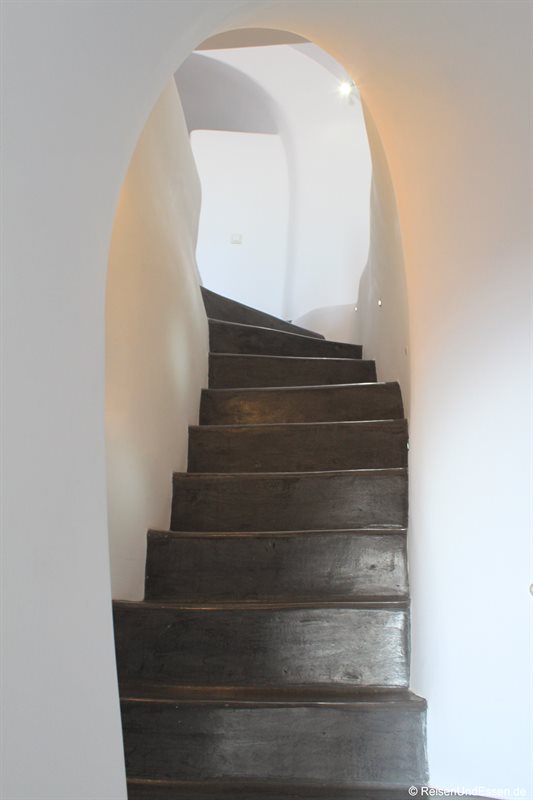 Treppe zum oberen Stockwerk in der White Pearl Villa