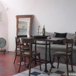 Esstisch und Sofa im Wohnbereich in der White Pearl Villa