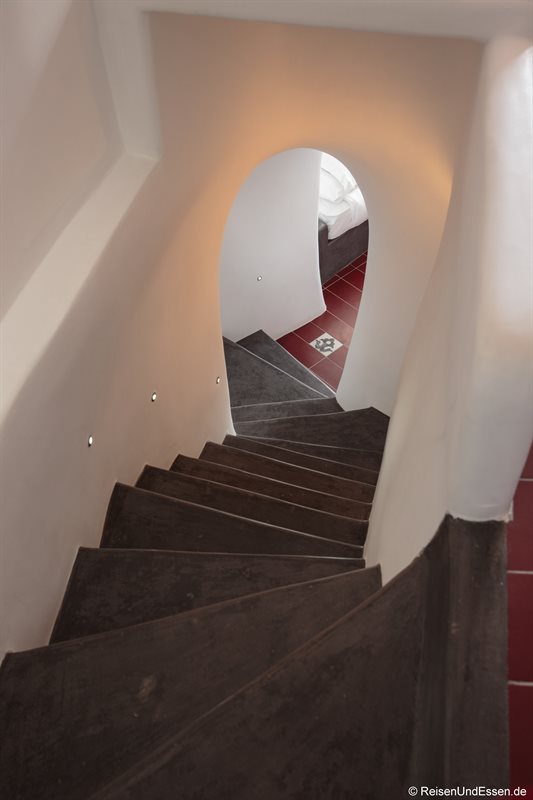 Treppe zur unteren Etage in der White Pearl Villa