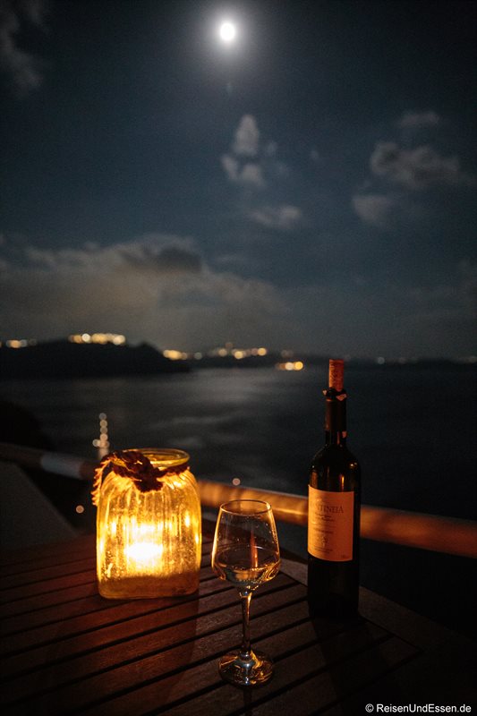 Abendstimmung mit Wein auf der Terrasse