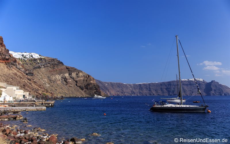 Segelyacht vor Santorini