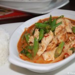 Hühnchenfleisch mit Red Curry im Thai-Restaurant in Kapstadt