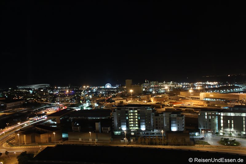 Aussicht auf die Waterfront bei Nacht vom Westin Cape Town