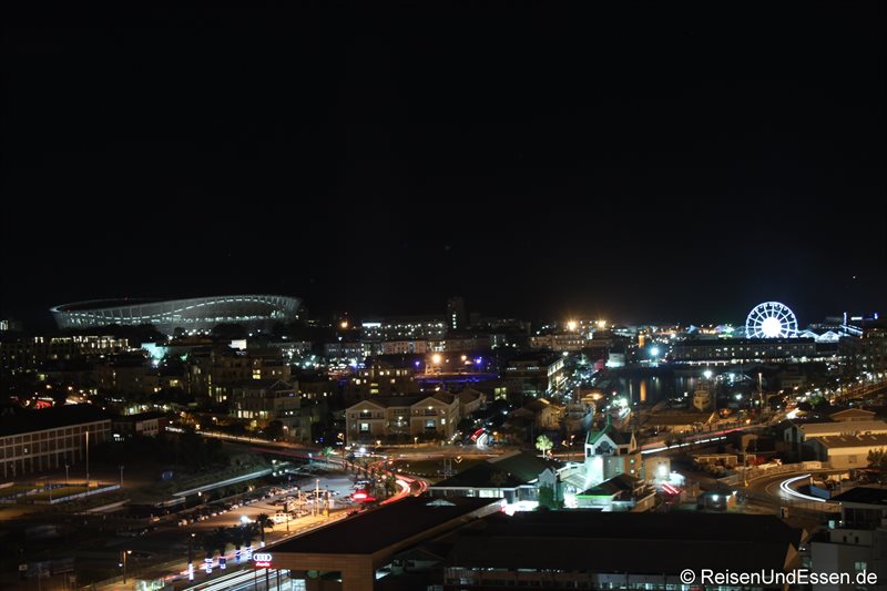 Aussicht auf die Waterfront bei Nacht vom Westin Cape Town