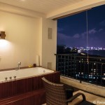 Terrasse mit Badewanne und Blick auf Sanya im Ocean Sonic Resort