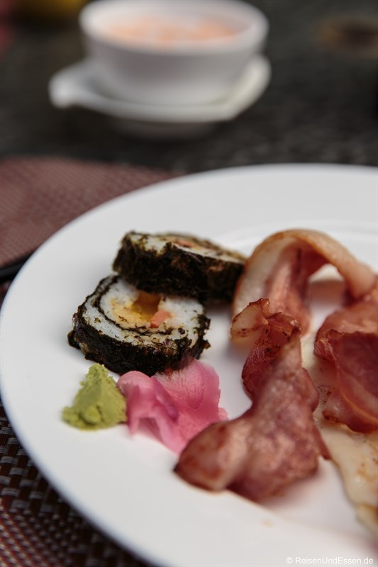 Sushi mit Wasabi sowie Bacon und Ei zum Frühstück