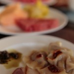 Jiaozi und Fleisch zum Frühstück