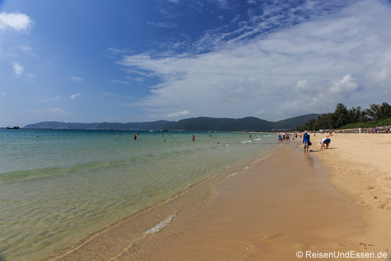 Blick auf den Strand in der Yalong Bucht (Richtung Westen)