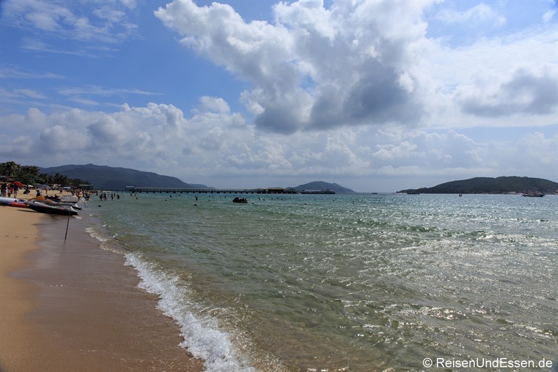 Blick auf den Strand in der Yalong Bucht (Richtung Osten)