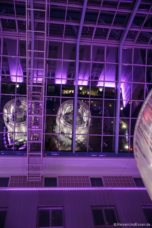 Blick zum Glasdach des Atrium bei Nacht
