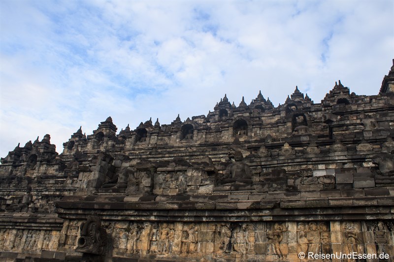 Blick auf die unteren Ebenen in Borobudur