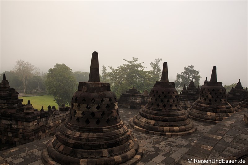 Stupas auf der obersten Ebene und Morgendunst in Borobudur