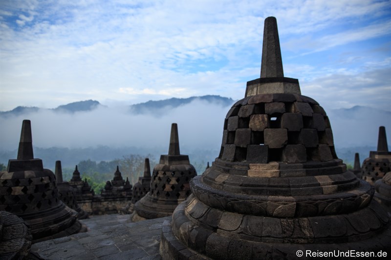 Oberste Ebene von Borobudur und das Kedu-Tal am frühen Morgen (7 Uhr)