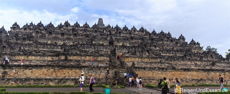 Blick auf die 3 Ebenen und verschiedenen Terrassen in Borobudur