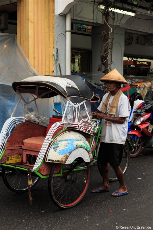 Alter Mann mit Fahrrad-Rikscha in Yogyakarta