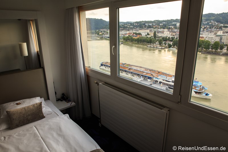 Schlafzimmer in der Kepler Suite mit Aussicht auf Donau