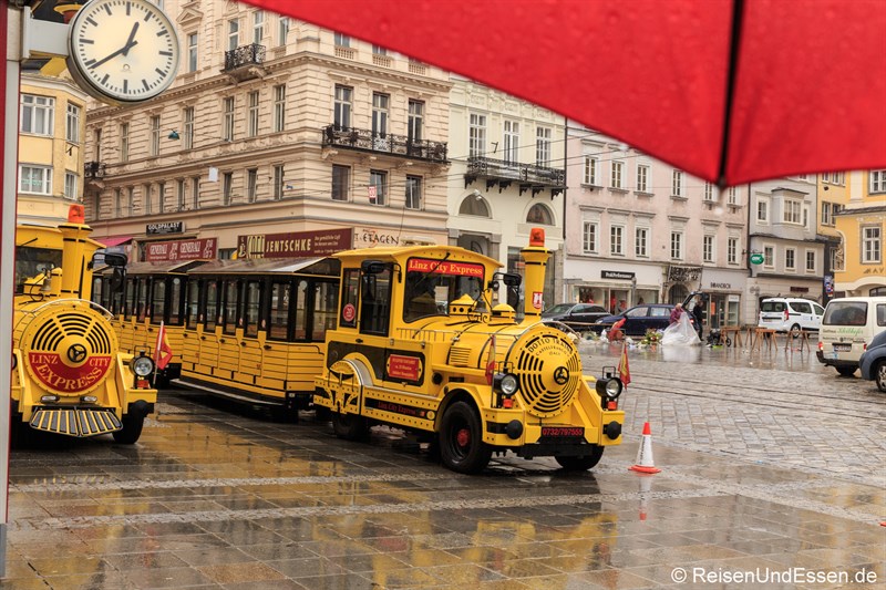 Statt Stadtrundgang in Linz: Linz City Express auf dem Hautplatz