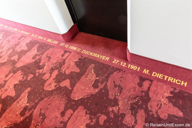 Roter Teppich im 12. Stock im Arcotel Nike Linz