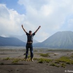 Freudensprung vor der Besteigung des Vulkan Bromo