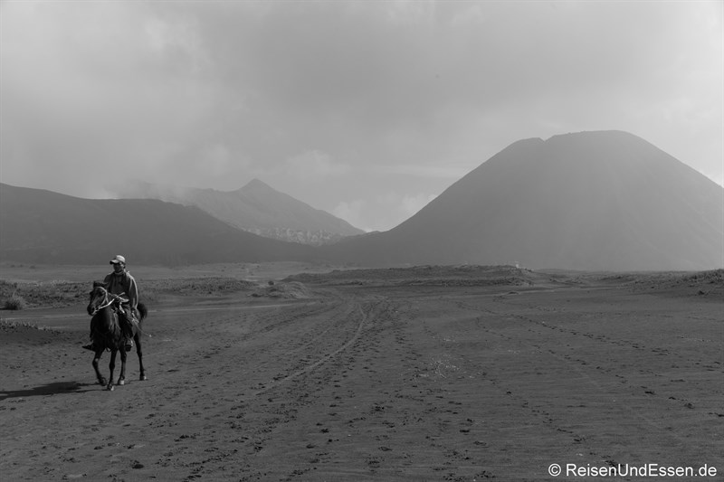 Reiter in der Sea of Sands am Vulkan Bromo