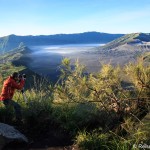 In Aktion beim Sonnenaufgang am Vulkan Bromo