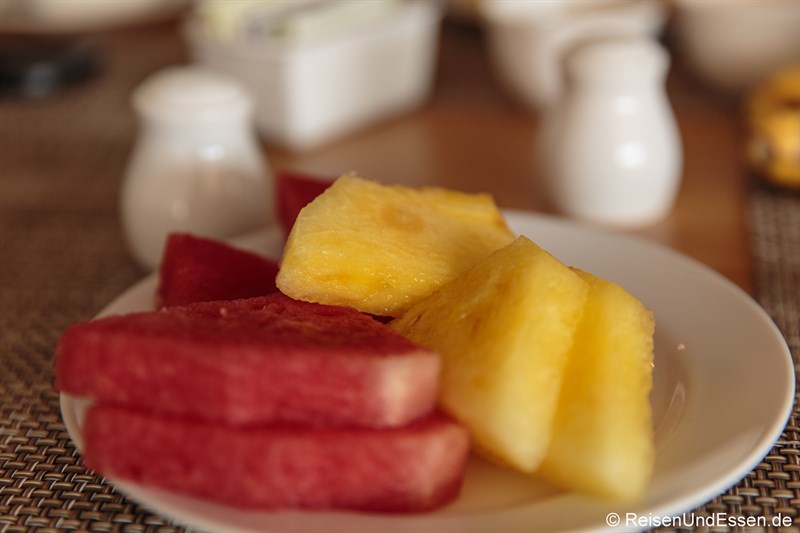 Rote und gelbe Wassermelone beim Frühstück im Hotel Santika Premiere Gubeng Surabaya