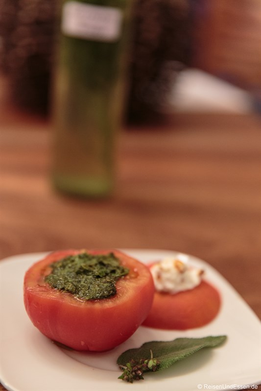 Geschmolzene Tomaten mit Pesto