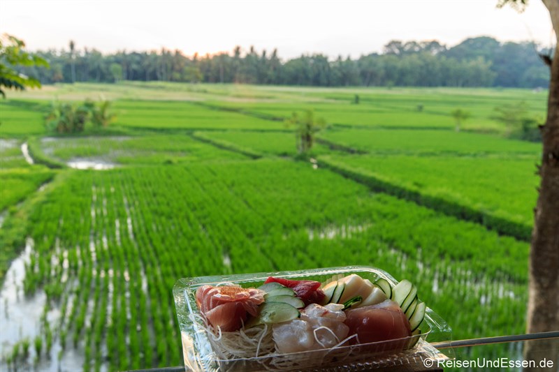 Sushi auf dem Balkon mit Blick auf Reisfelder