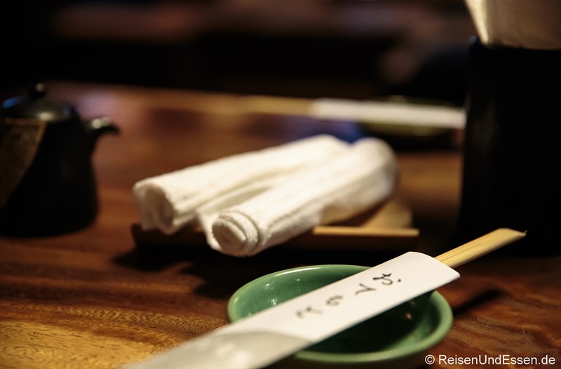 Stäbchen und feuchte Tücher im japanischen Restaurant Ryoshi in Ubud