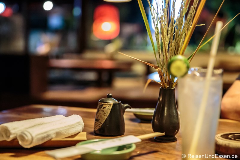Tisch im japanischen Restaurant Ryoshi in Ubud