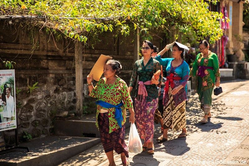 Balinesinnen auf dem Weg zu einer Begräbniszeremonie in Ubud