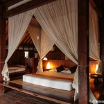 Bungalow mit Bett im Desa Dunia Beda Resort