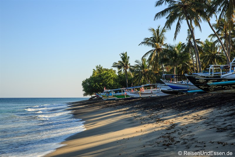 Strand beim Sudamala Suites & Villas mit Booten