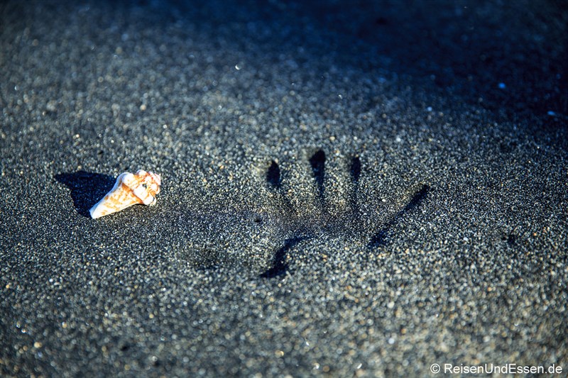 Handabdruck im Sand von Lombok