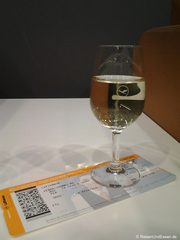 Glas Prosecco vor dem Flug mit Lufthansa von München nach Peking